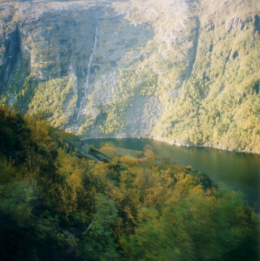 Engpass im Fjord, wenige Kilometer vor Fjordende